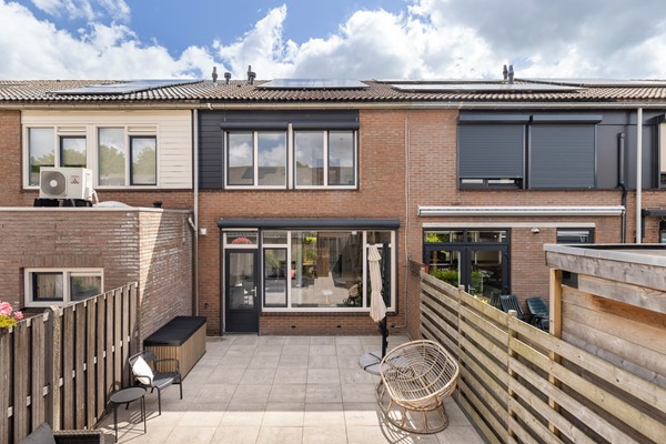 Foto - Verkocht onder voorbehoud: Instapklare tussenwoning op een rustige, autoluwe locatie!